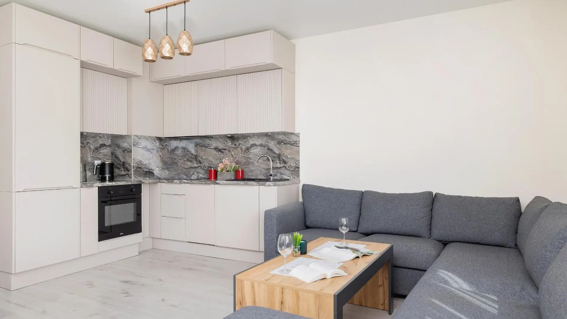 Beautiful & Spacious 1 Bedroom Apartament With Balcony By Noclegi Renters Krakow