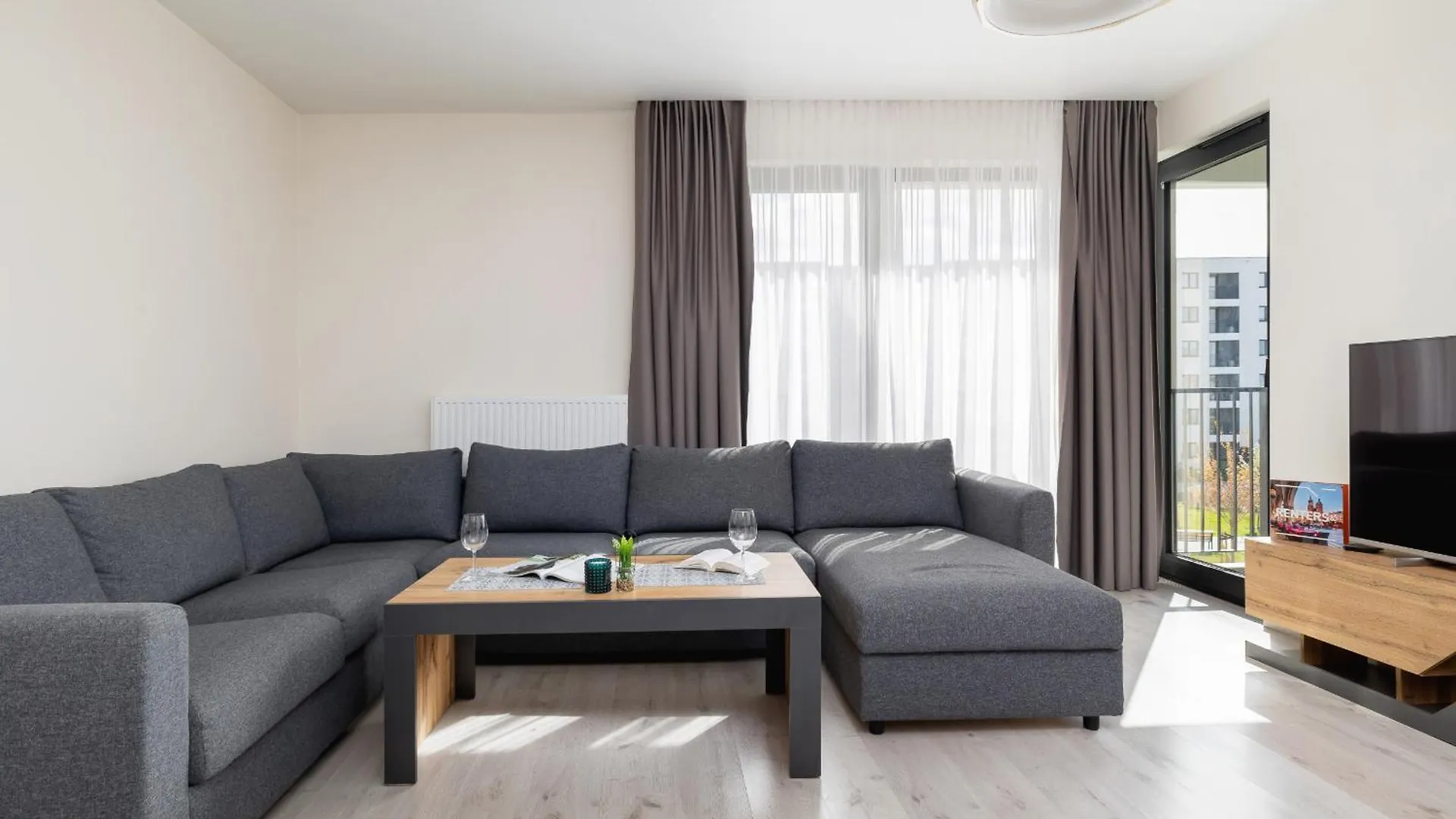 Beautiful & Spacious 1 Bedroom Apartament With Balcony By Noclegi Renters Krakow