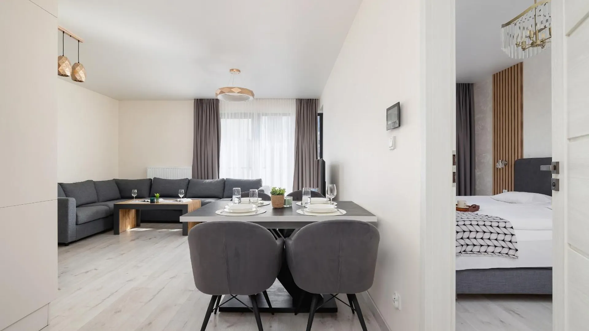 Beautiful & Spacious 1 Bedroom Apartament With Balcony By Noclegi Renters Krakow