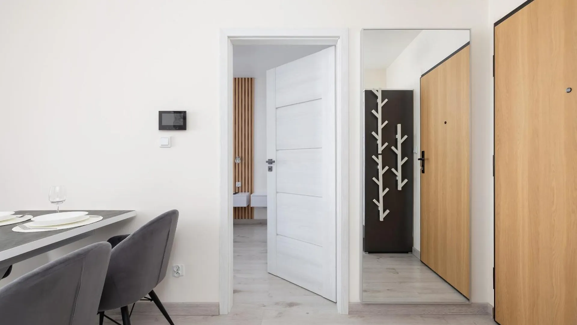 Beautiful & Spacious 1 Bedroom Apartament With Balcony By Noclegi Renters Krakow